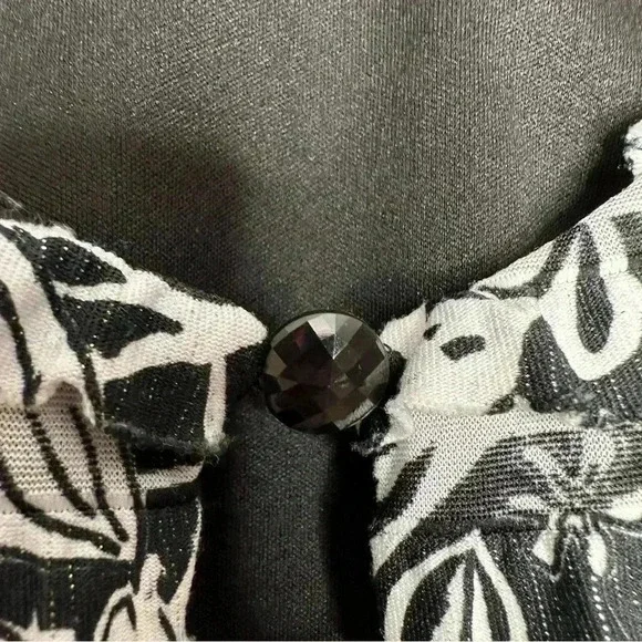 R&M Richards Ruffled Fabric  Blazer Black & White Floral Size 14W - Picture 6 of 16